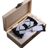 nœud papillon en plumes ,fait à la main avec coffret cadeau en bois