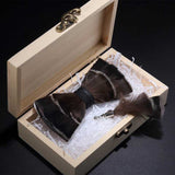 nœud papillon en plumes ,fait à la main avec coffret cadeau en bois